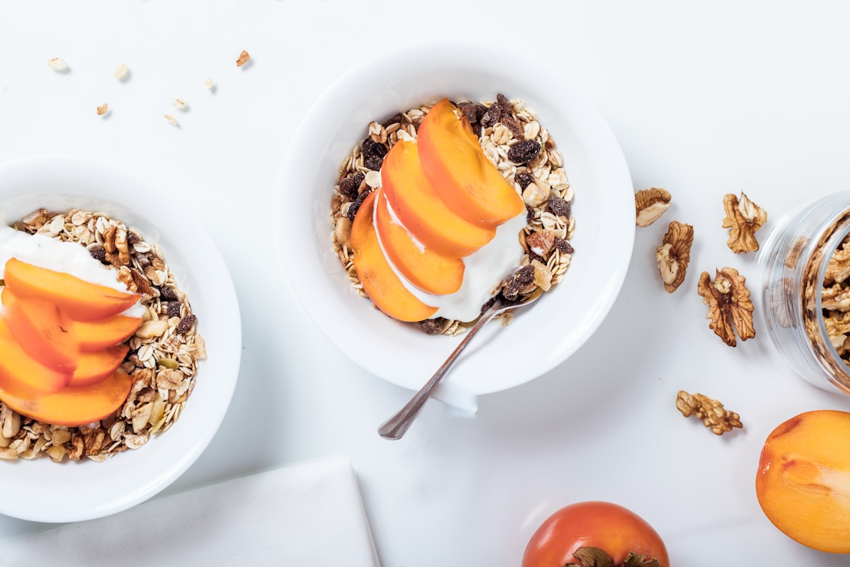 Bol de granola aux fruits frais